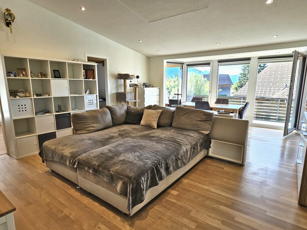 Helles Schlafzimmer mit Balkon und offener Sitz-/Esszone