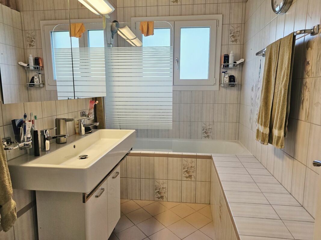 Badezimmer mit Wanne und Waschtisch