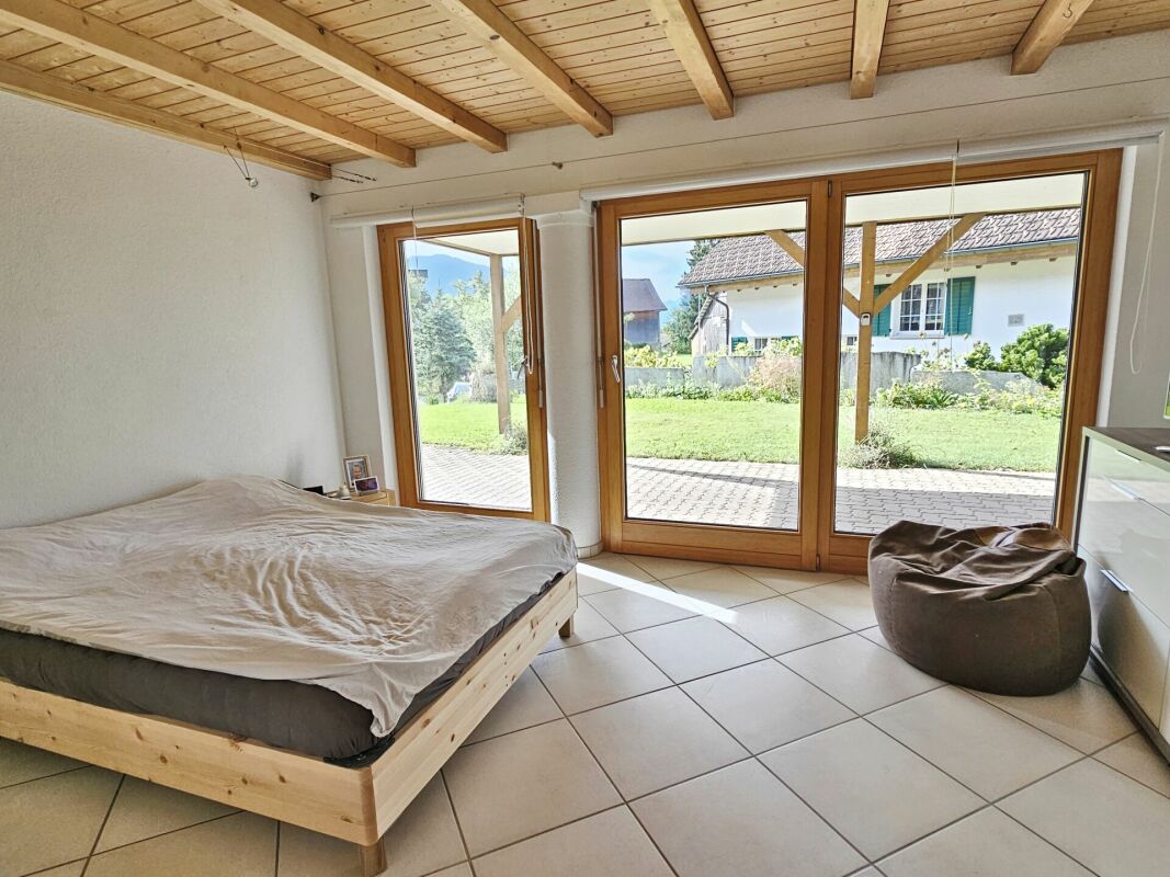 Helles Schlafzimmer mit Blick in den Garten