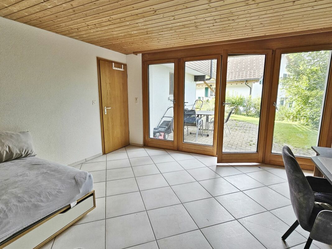 Helles Schlafzimmer mit Terrassenzugang