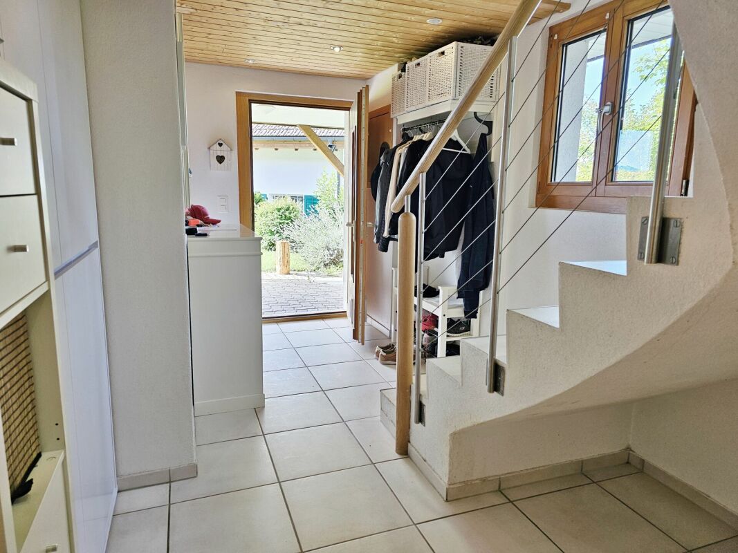Eingangsbereich mit Treppe und Garderobe