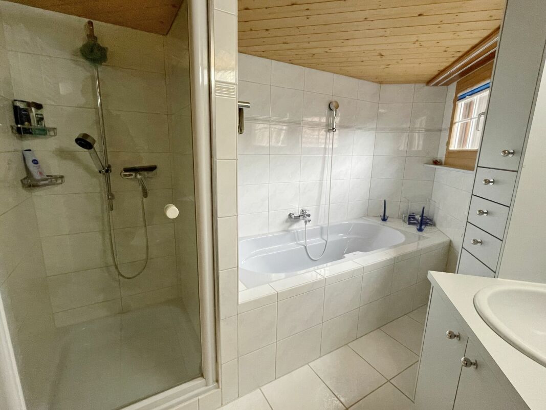 Badezimmer mit Dusche und Badewanne