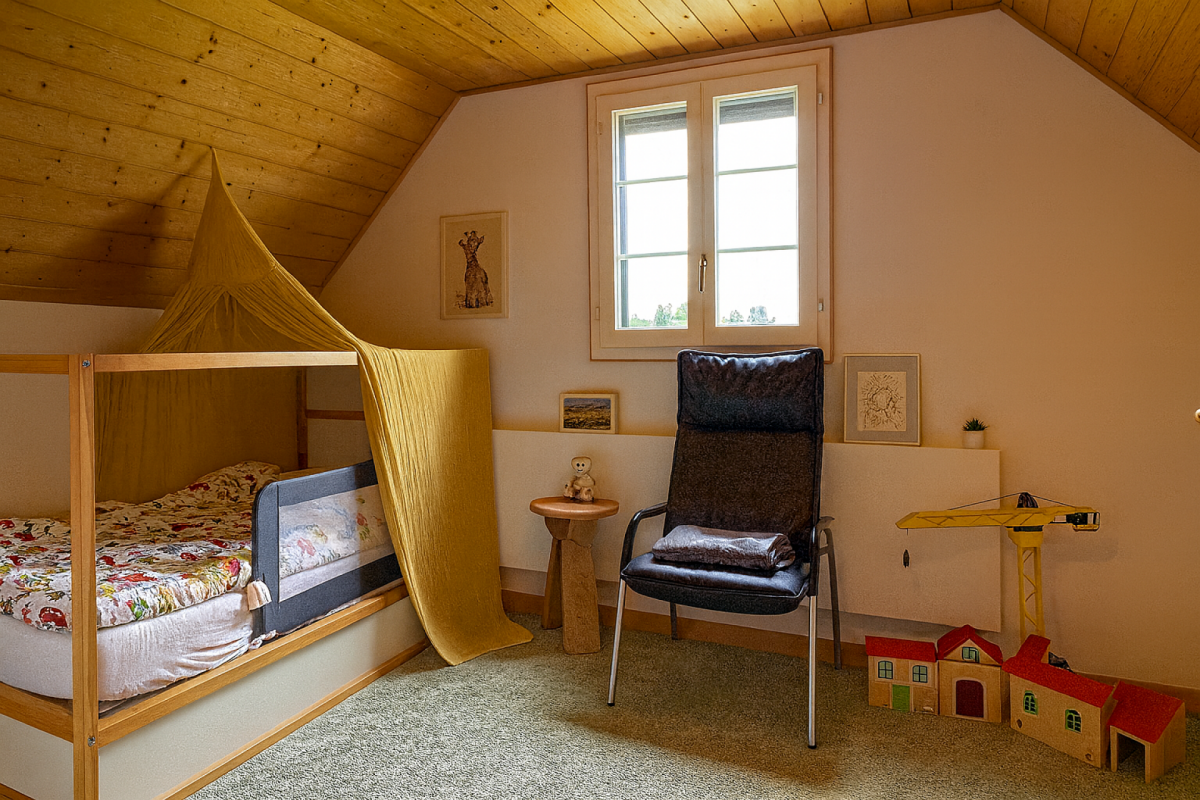 Gemütliches Kinderzimmer mit Dachschräge