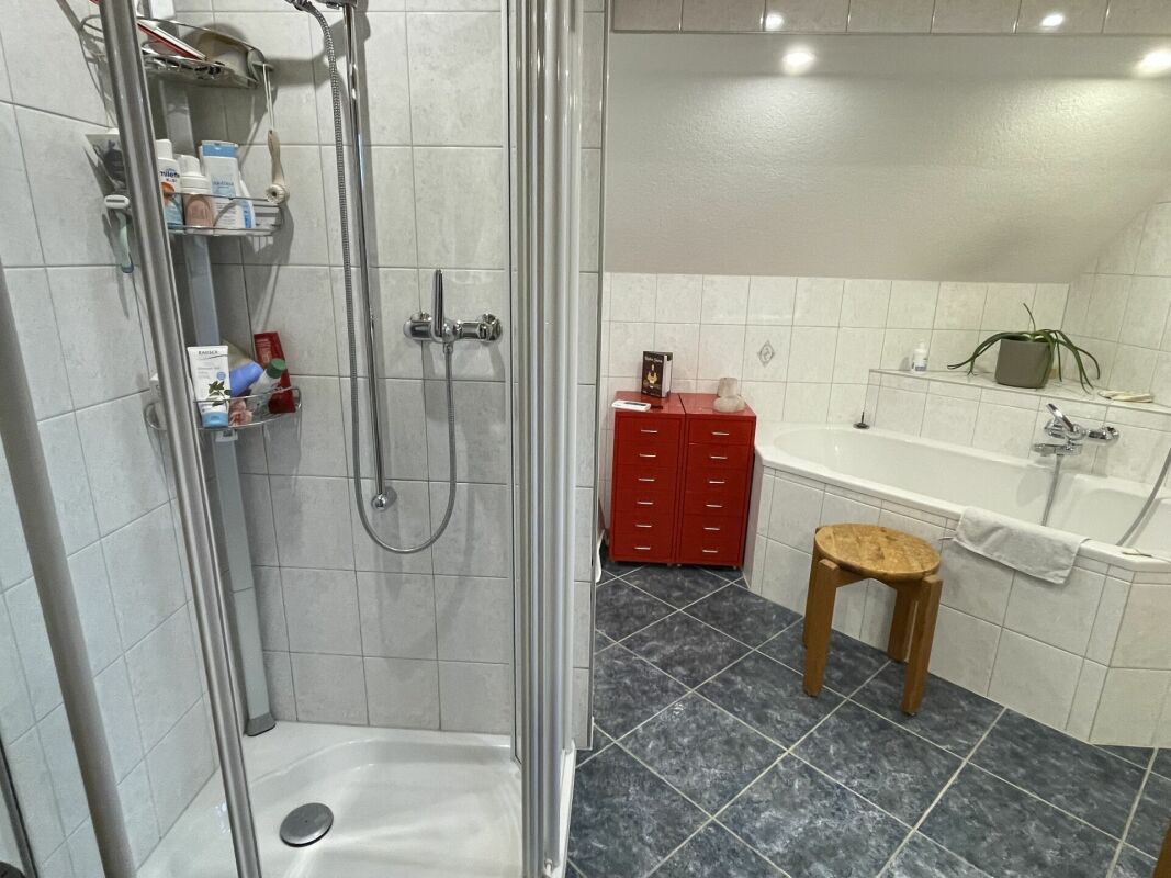 Badezimmer mit Dusche und Wanne