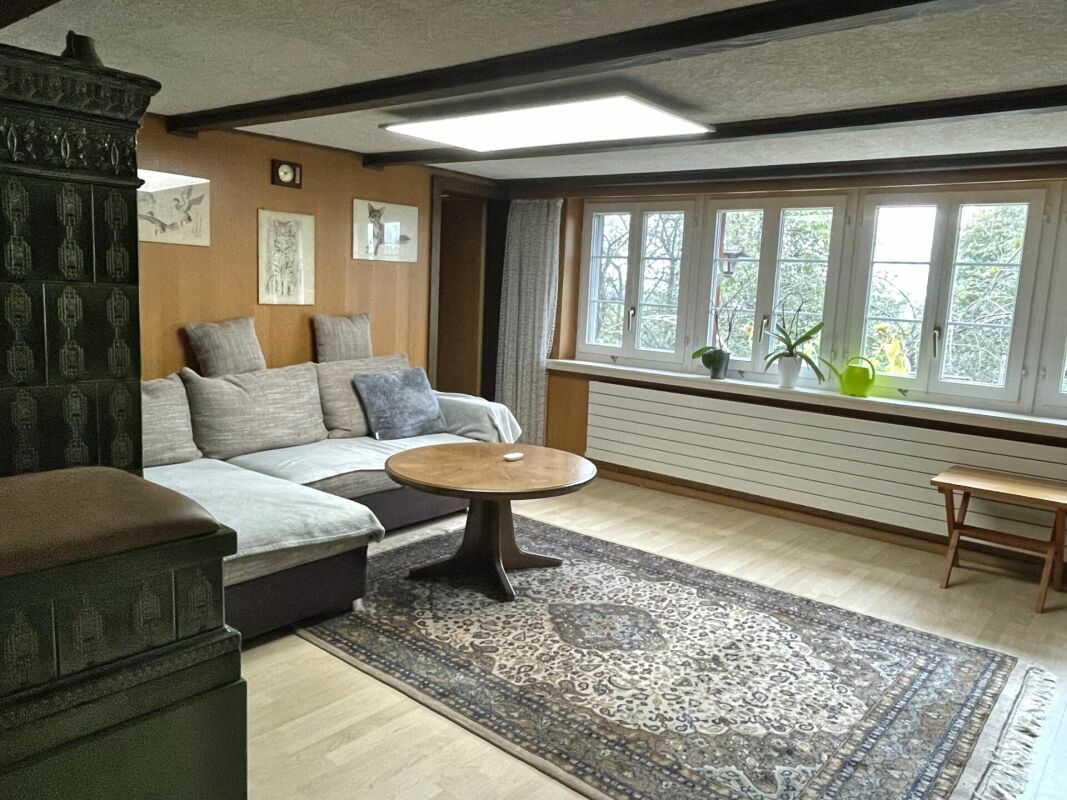 Gemütliches Wohnzimmer mit großen Fenstern