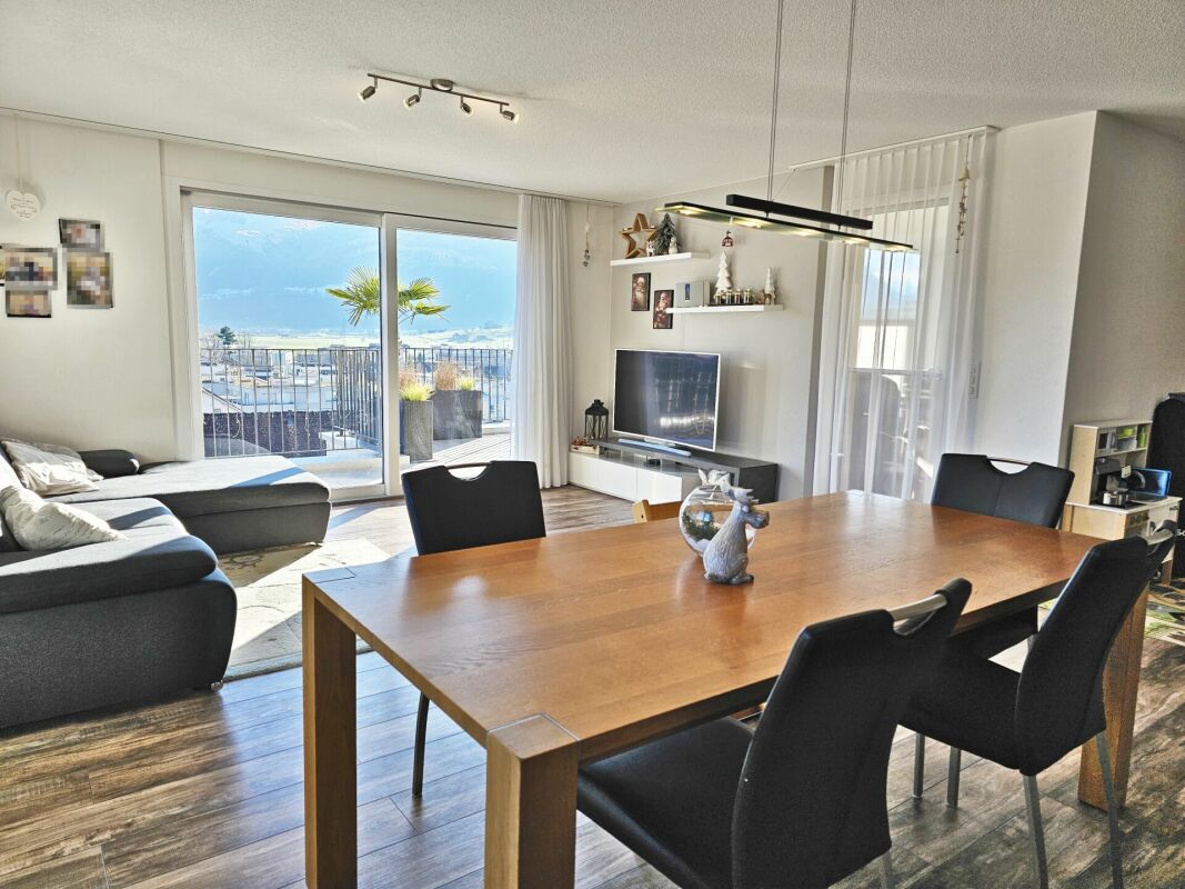 Offener Wohn- und Essbereich mit Terrasse und Ausblick