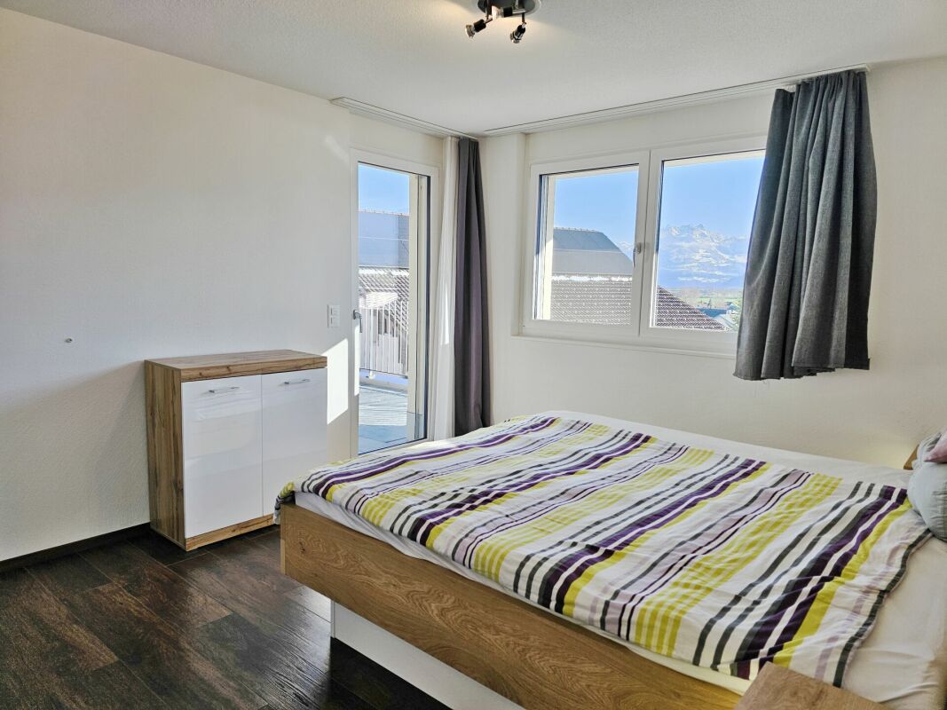 Helles Schlafzimmer mit Bergblick