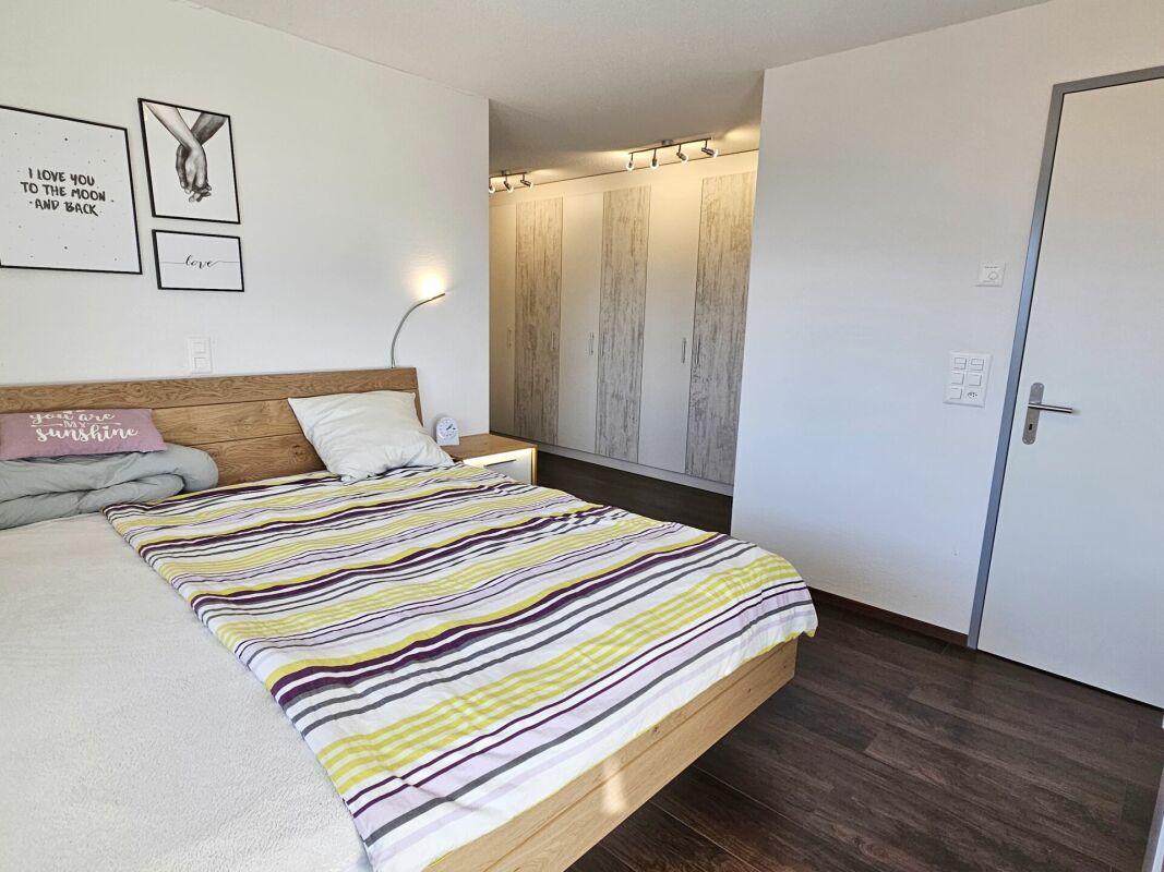Schlafzimmer mit Doppelbett und Einbauschrank