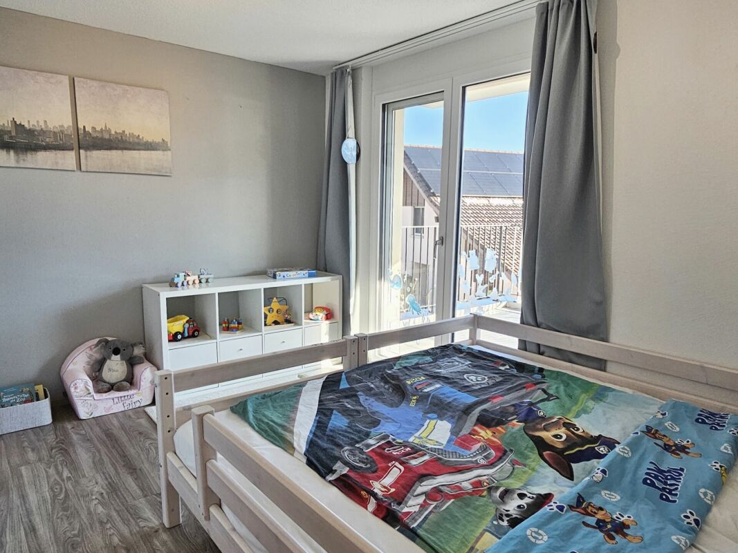 Kinderzimmer mit Balkonblick