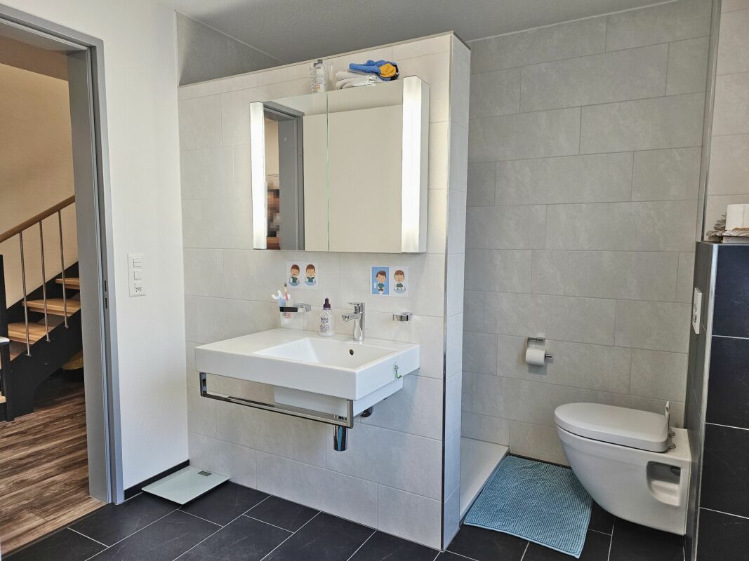Modernes Badezimmer mit WC und Waschtisch