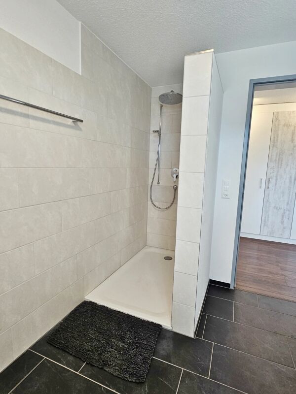Badezimmer mit begehbarer Dusche
