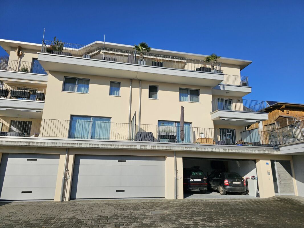 Mehrfamilienhaus mit Garagen und Terrassen