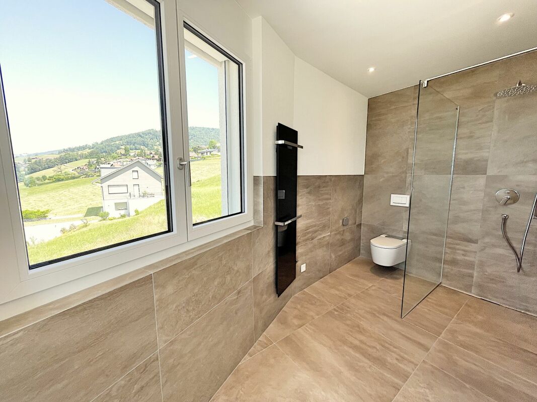 Modernes Badezimmer mit Dusche und Ausblick
