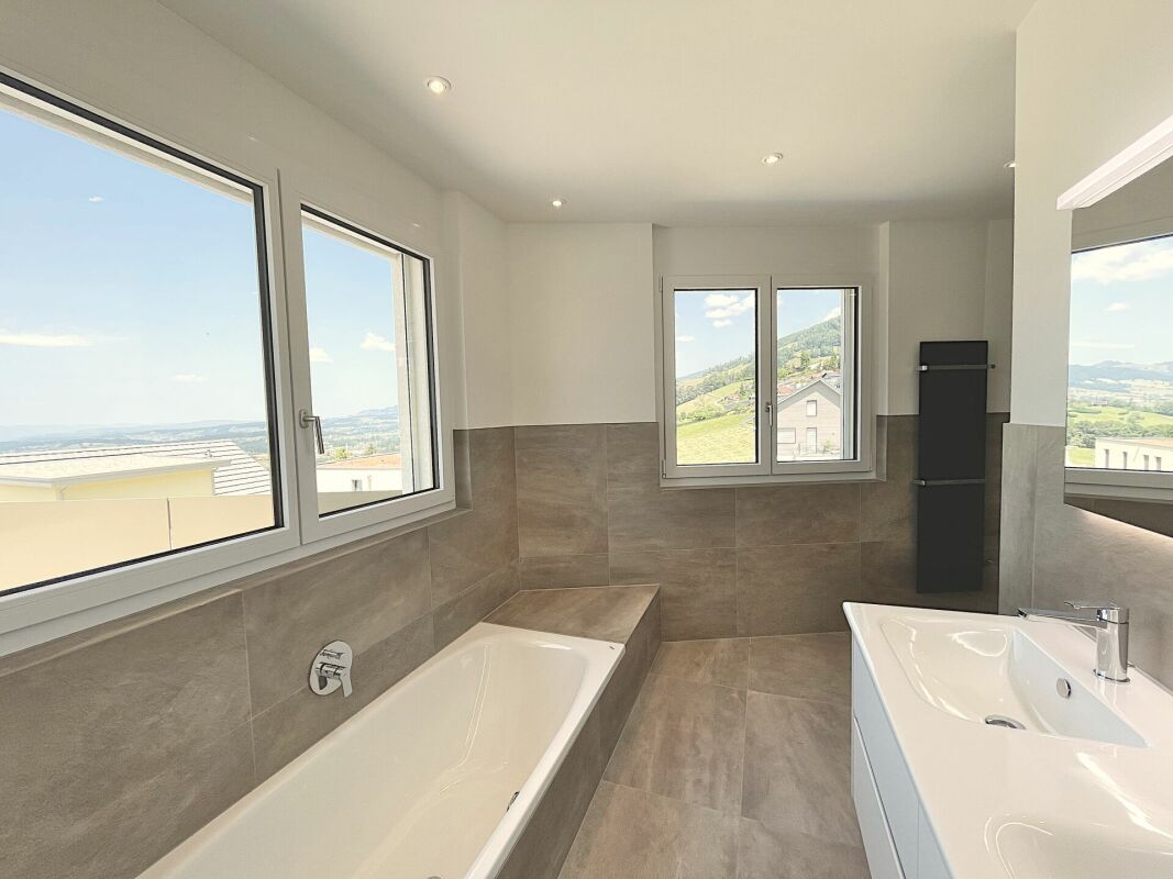 Modernes Bad mit Panoramaausblick