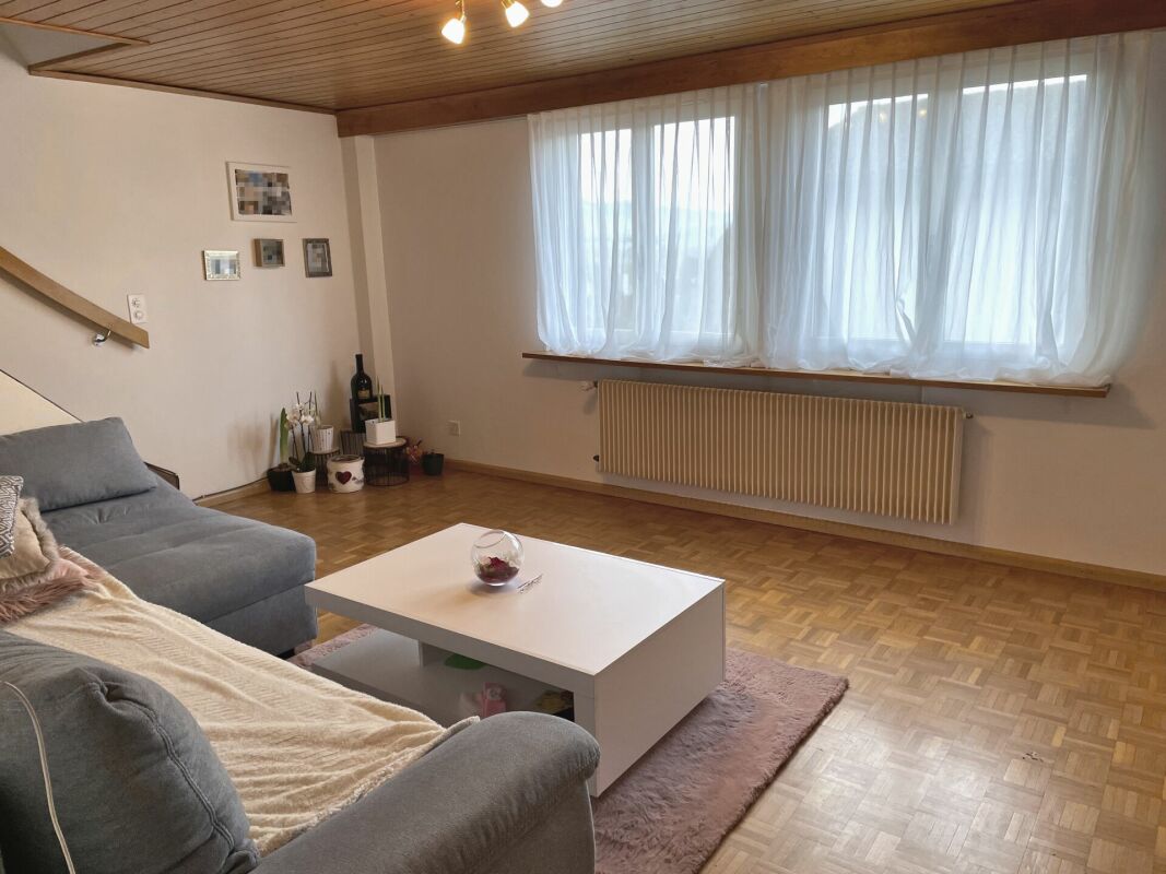 Wohnzimmer mit Holzdecke und großem Fenster