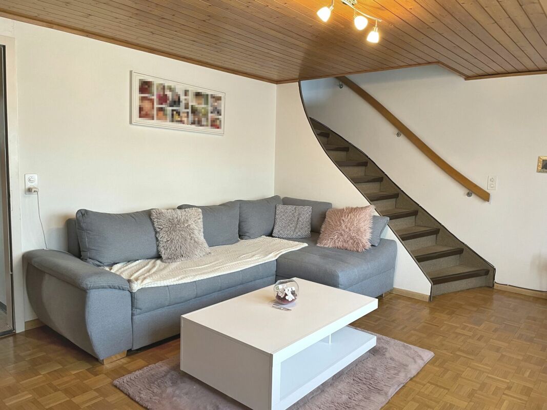 Wohnzimmer mit Treppe