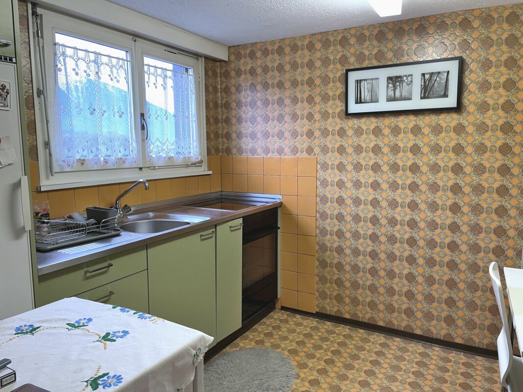 Retro-Küche mit gemusterten Wänden