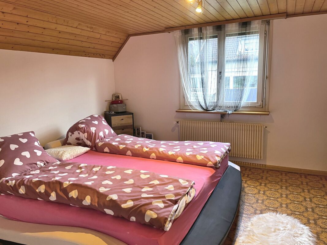 Schlafzimmer mit Holzdecke