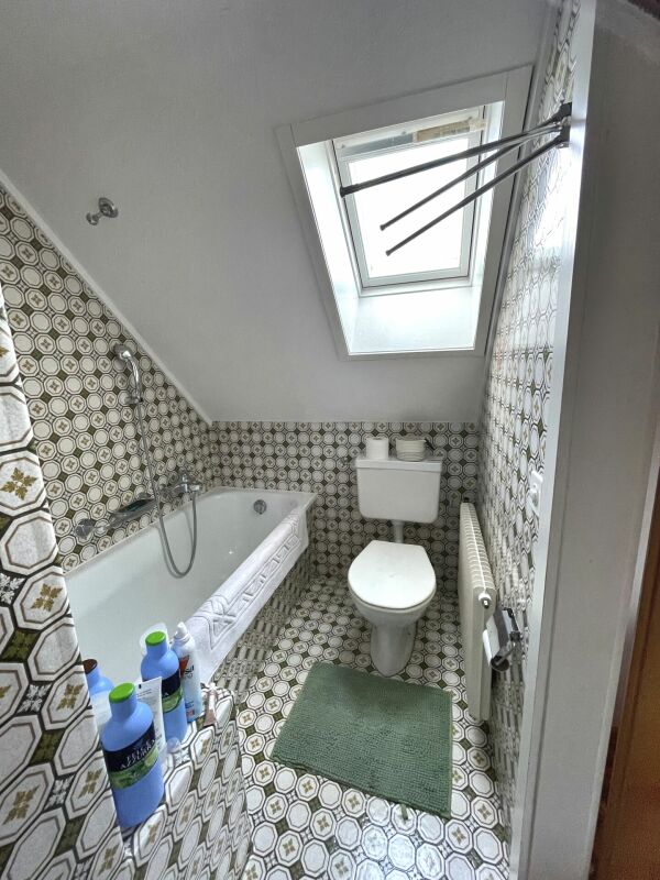 Badezimmer unter Dachschräge