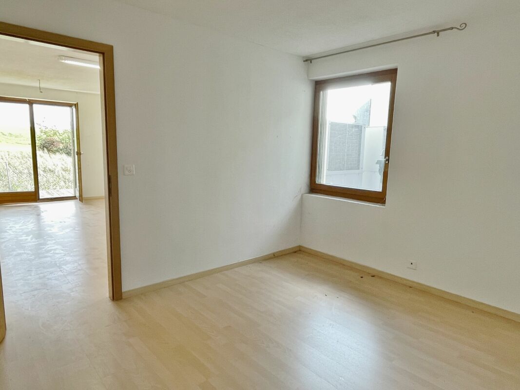 Leerer heller Innenraum mit Holzfenster