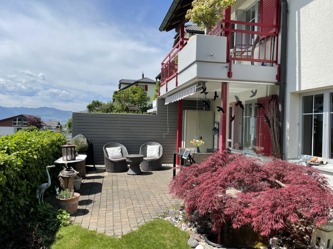 Terrasse mit Sitzbereich und Gartenblick