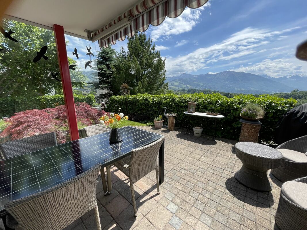 Überdachte Terrasse mit Bergblick