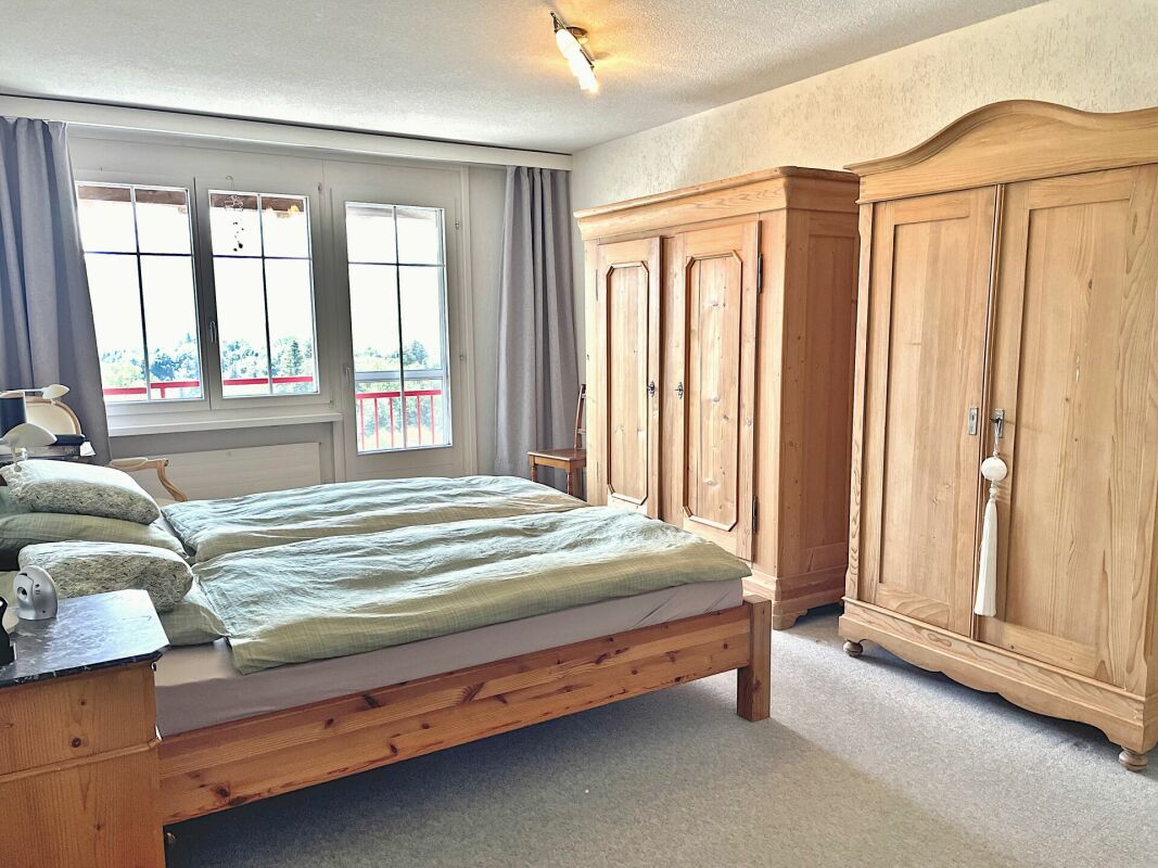 Schlafzimmer mit Holzmöbeln
