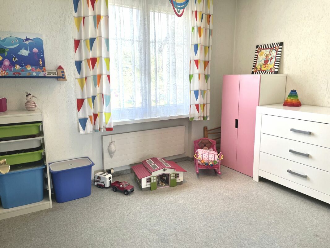 Kinderzimmer mit Spielmöbeln
