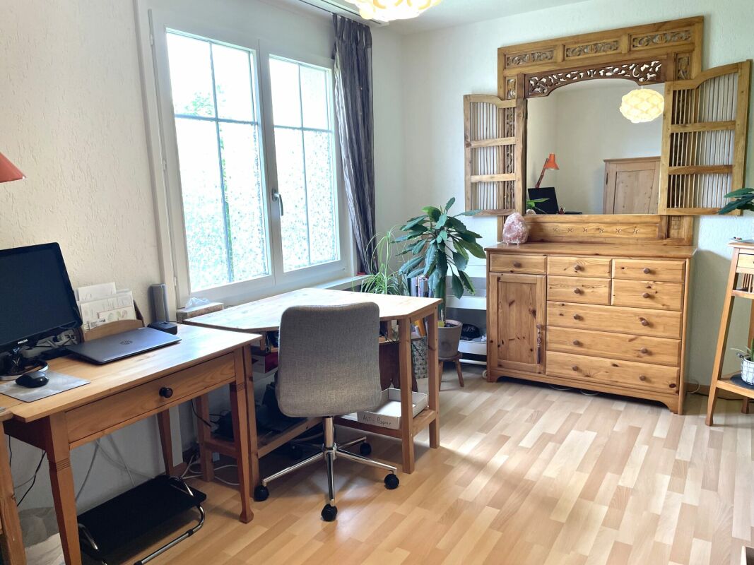 Helles Arbeitszimmer mit Holzmöbeln