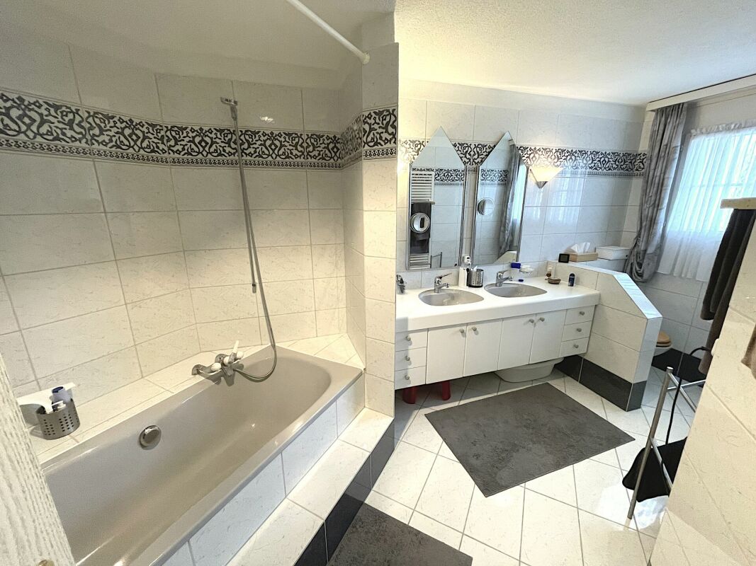 Badezimmer mit Wanne und Doppelwaschtisch
