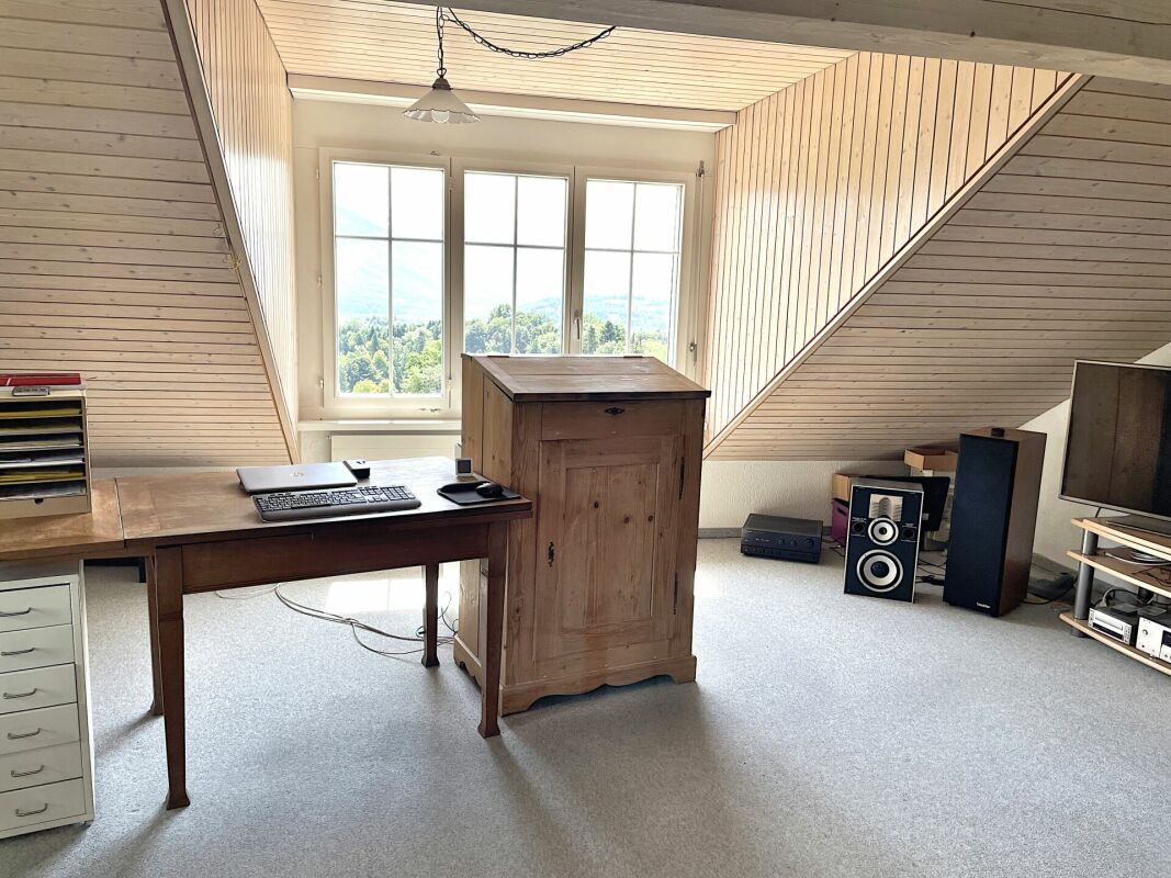 Dachgeschoss-Arbeitszimmer mit Blick ins Grüne