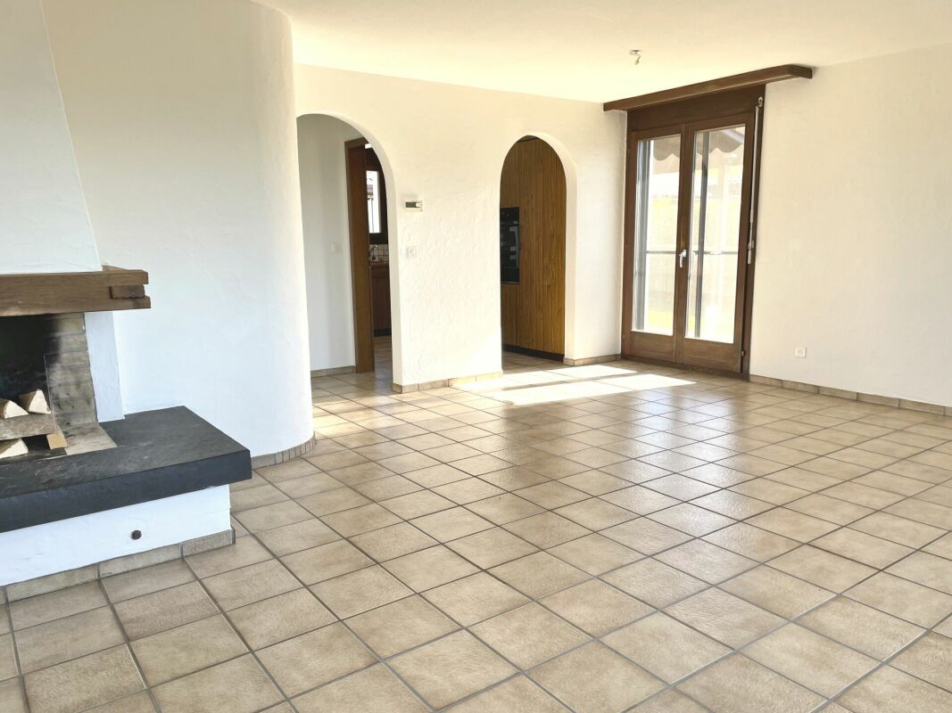 Heller Wohnraum mit Kamin und Terrassentür