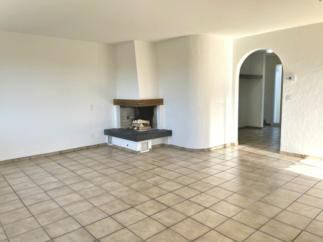 Wohnraum mit Kamin und Terrakottafliesen