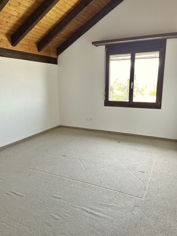 Leerer Dachraum mit sichtbaren Holzbalken