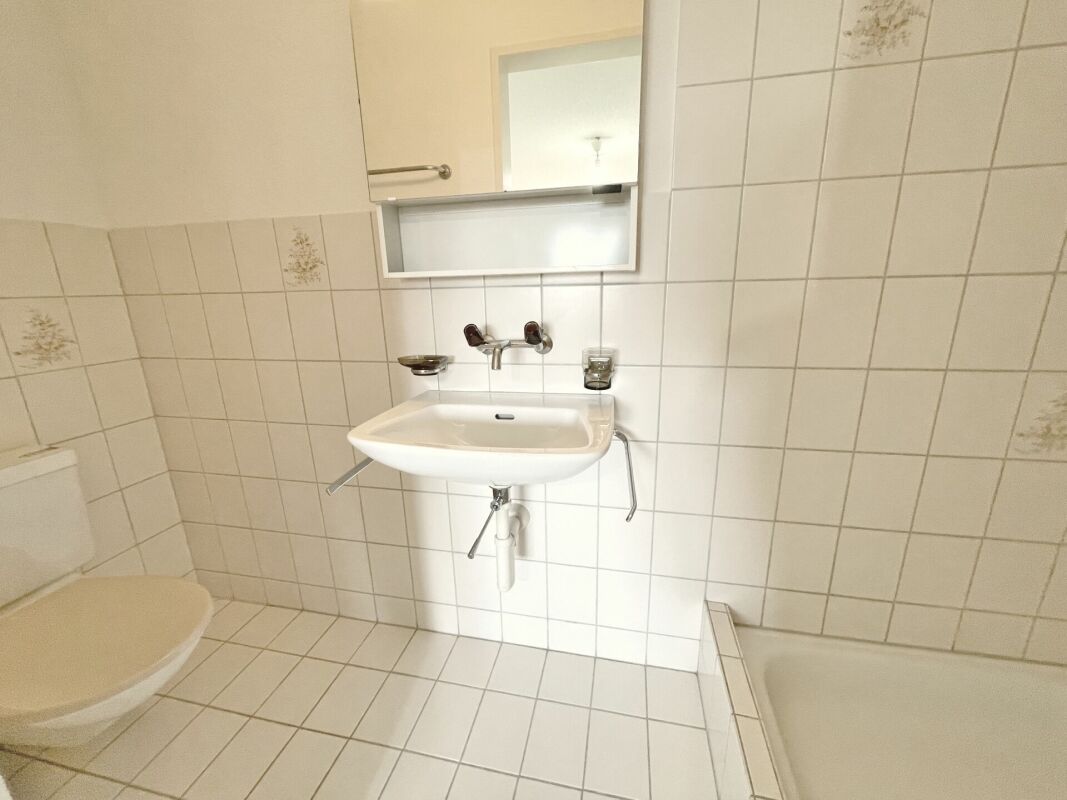 Kleines Badezimmer mit WC, Waschbecken und Wanne