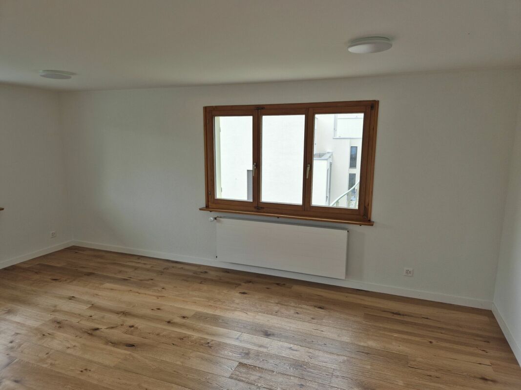 Leerer Wohnraum mit Holzfenster