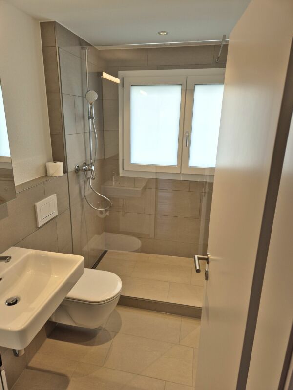 Modernes Badezimmer mit bodengleicher Dusche