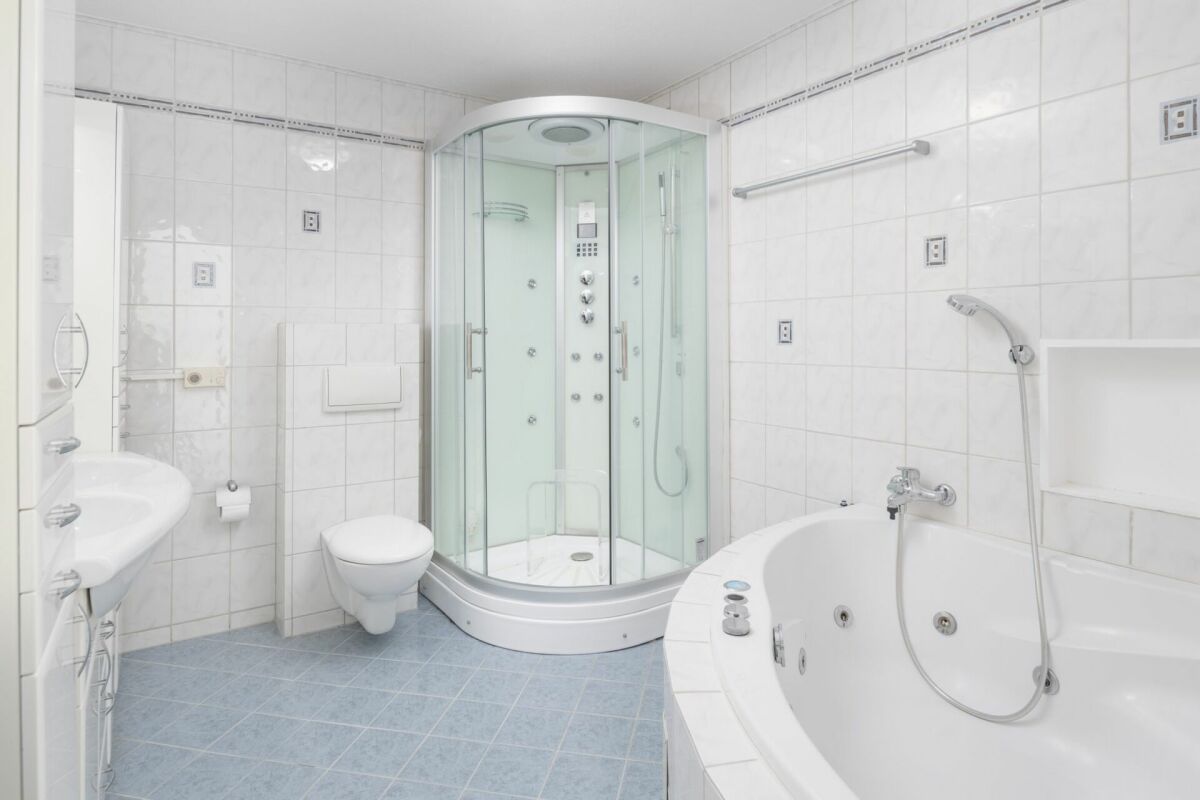 Modernes Badezimmer mit Duschkabine und Eckbadewanne