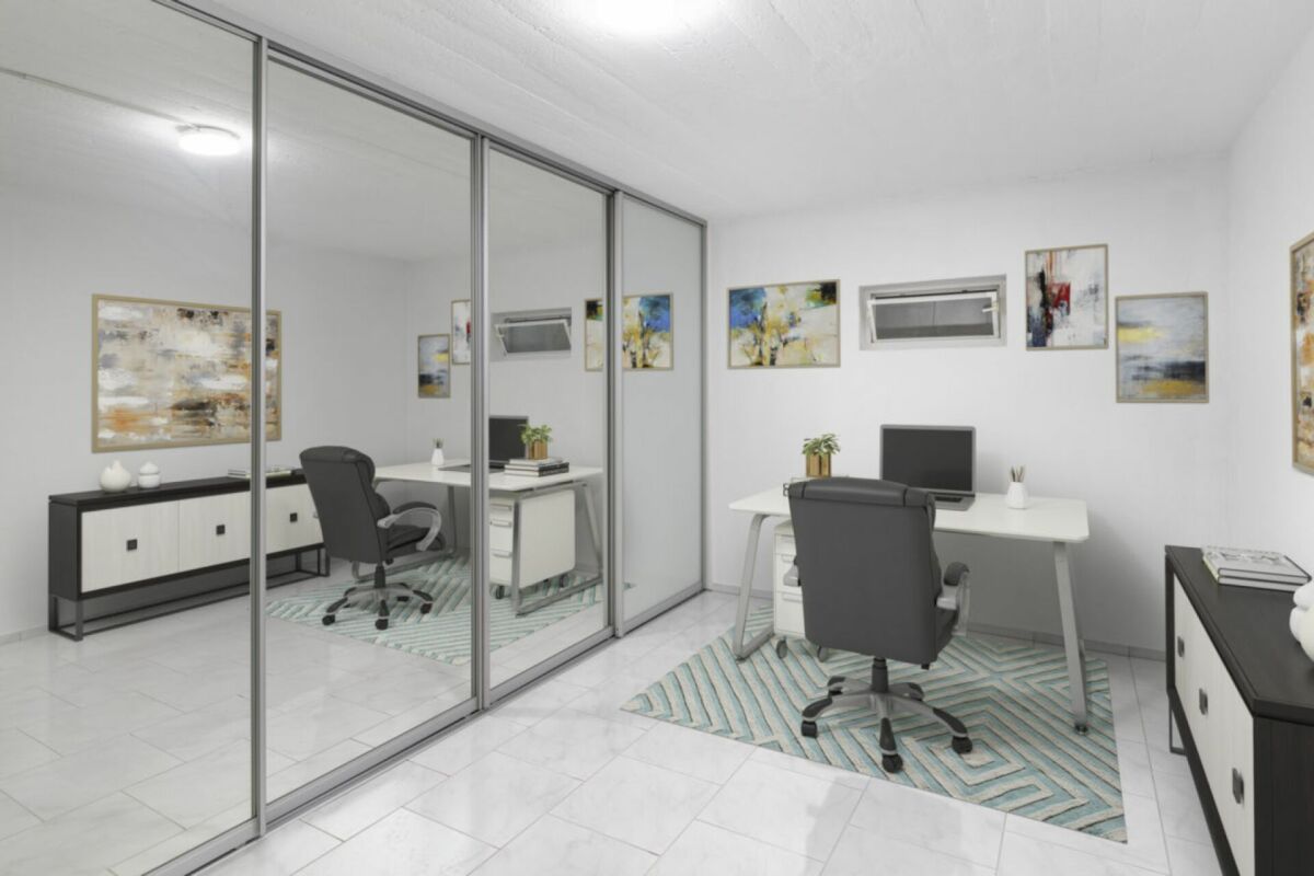 Modernes Büro-/Arbeitszimmer mit Spiegelschrank