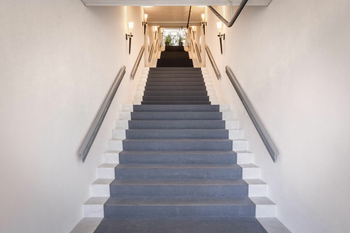Treppenhaus mit langer Treppe