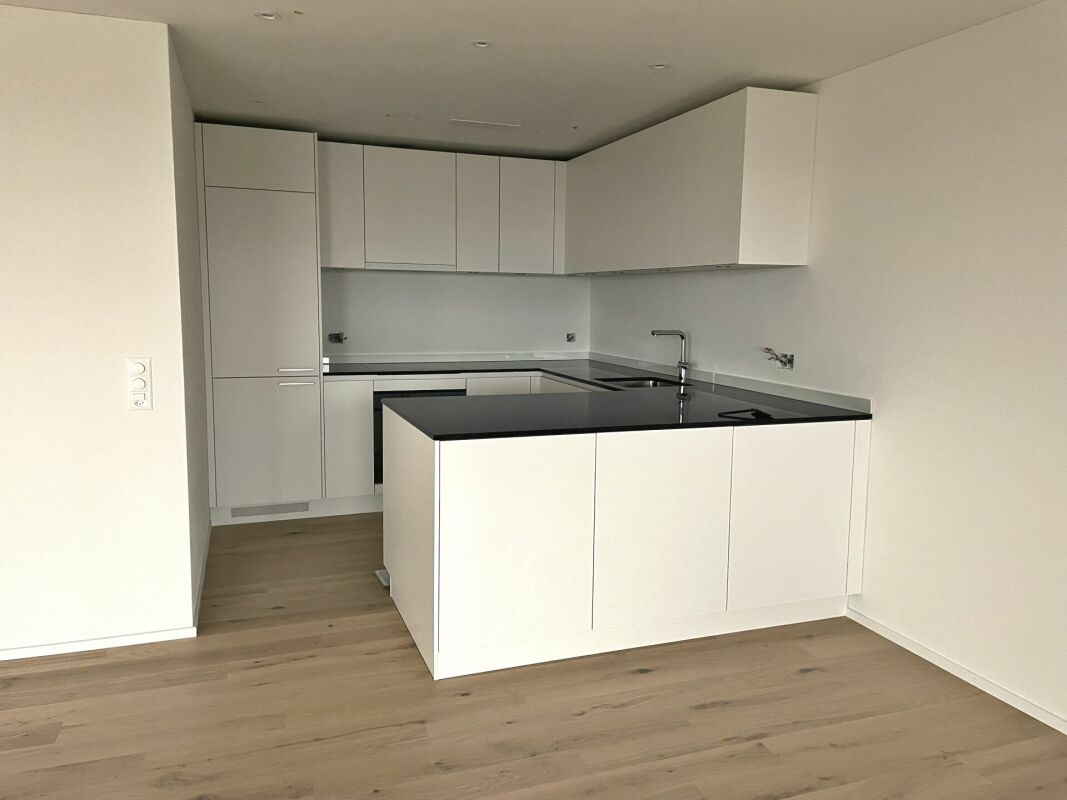 Moderne offene Küche mit Kochinsel