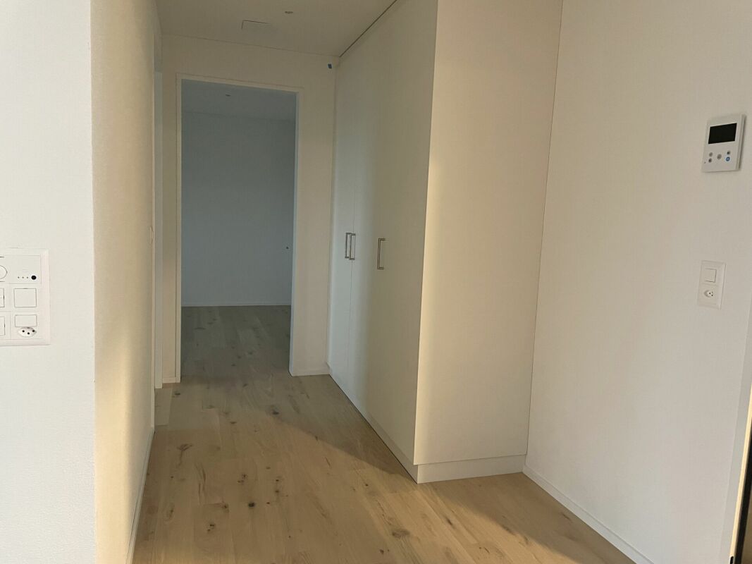 Heller Flur mit Einbauschrank