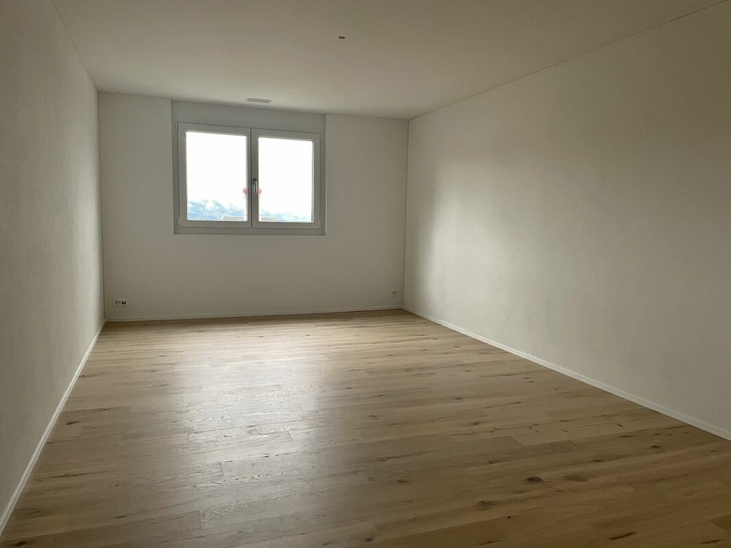 Leerer heller Raum mit Fenster