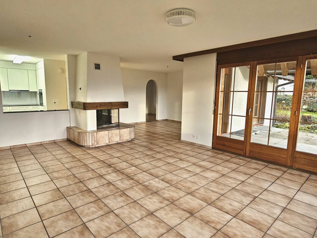 Wohnzimmer mit Kamin und Terrassentüren