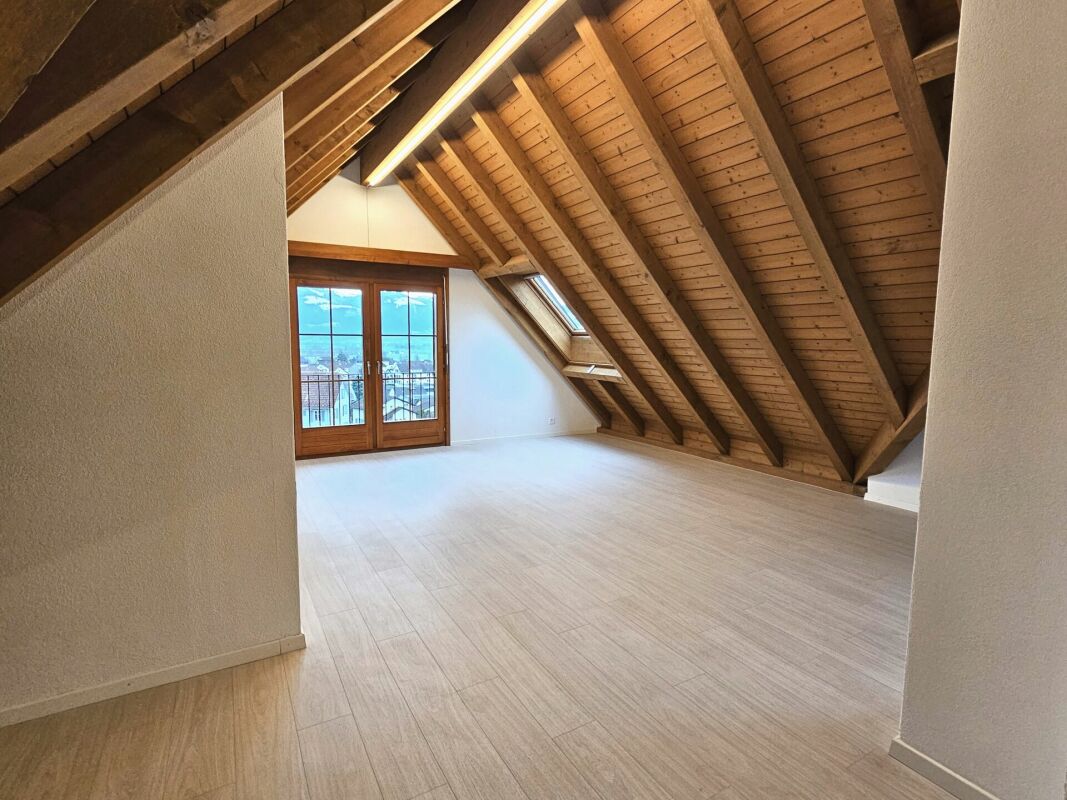 Dachgeschossraum mit Holzsichtdachstuhl
