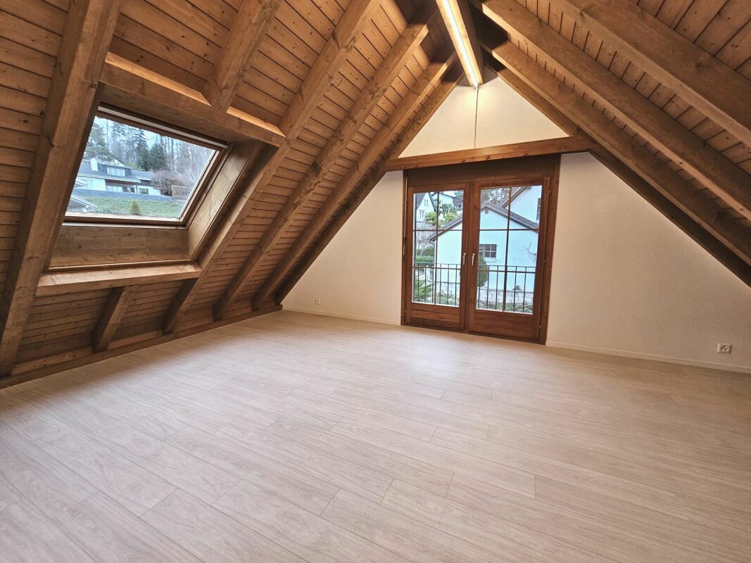 Dachgeschossraum mit Holzsichtdachstuhl