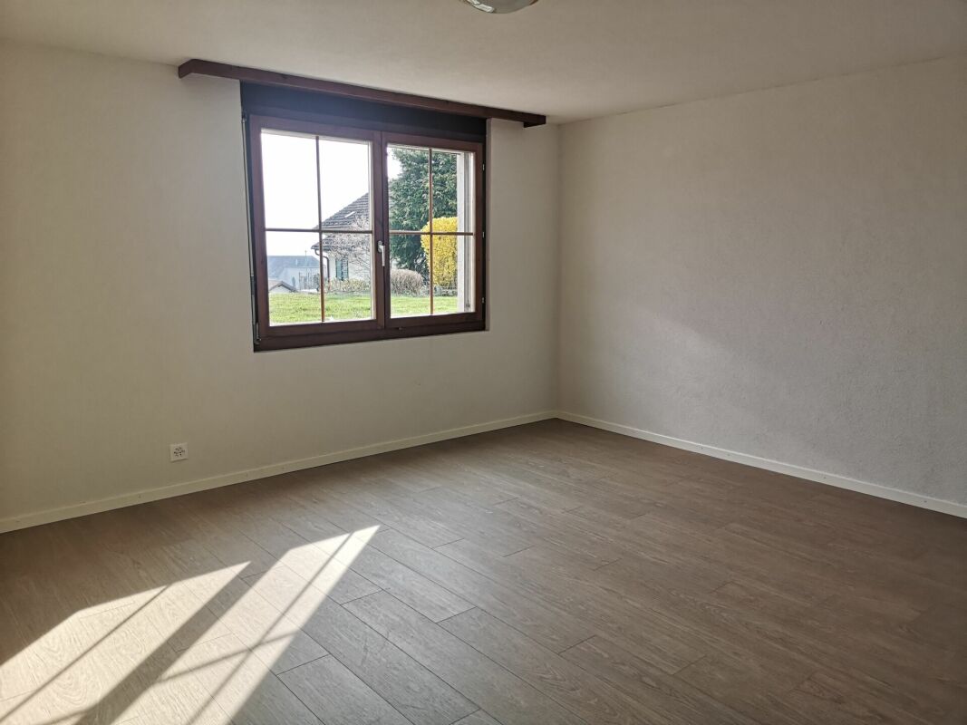 Leerer Raum mit Fenster