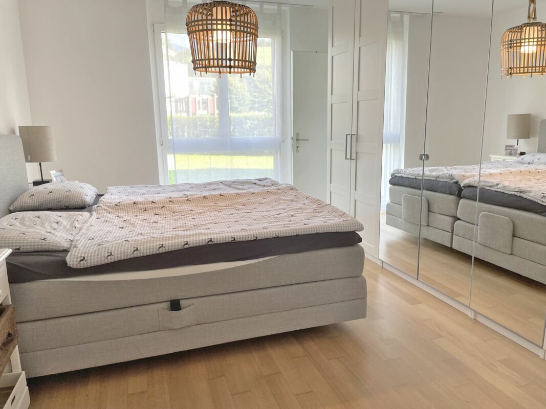 Helles Schlafzimmer mit Doppelbett und Kleiderschrank