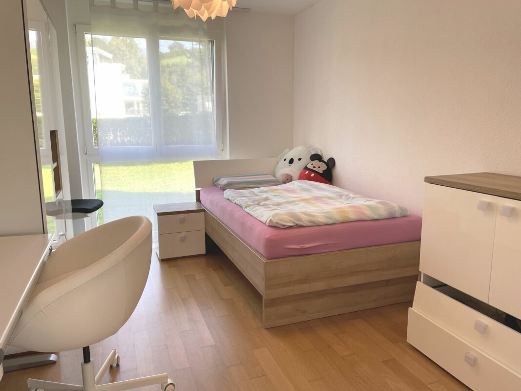 Helles Schlafzimmer mit Bett und Kinderzimmer-Charakter