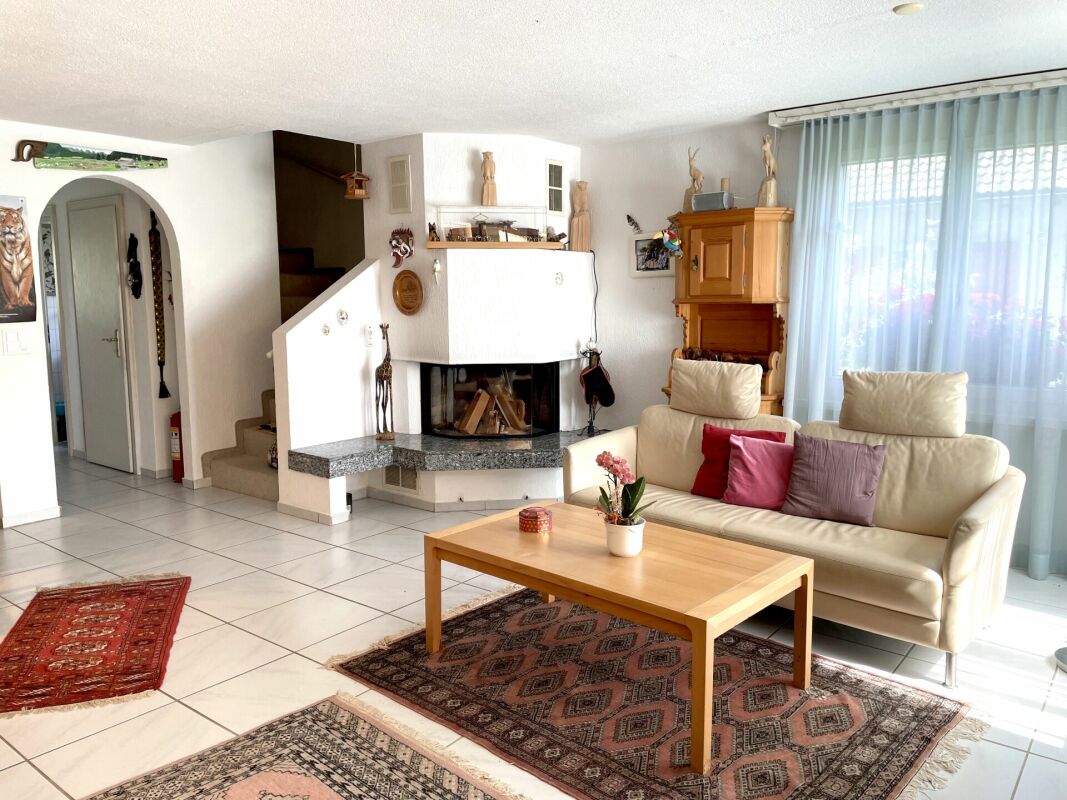 Wohnzimmer mit Kamin und Sitzbereich